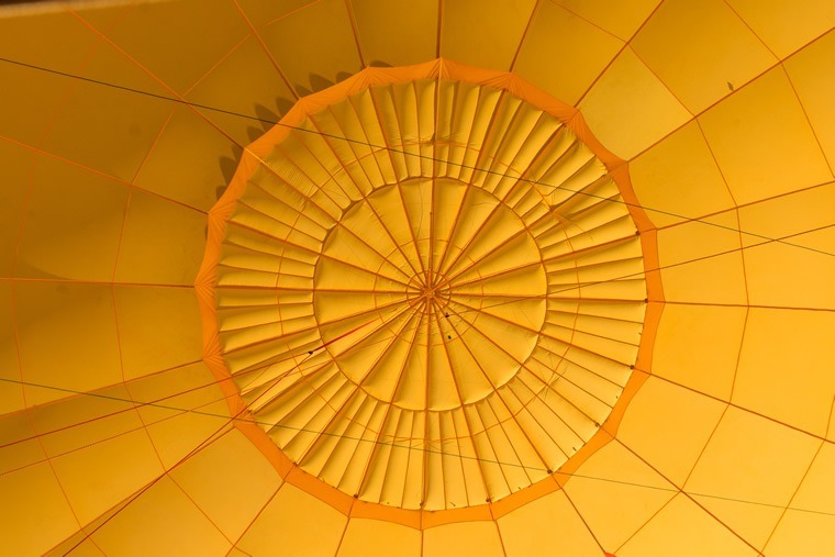 Description d'un ballon de montgolfière, le parachute